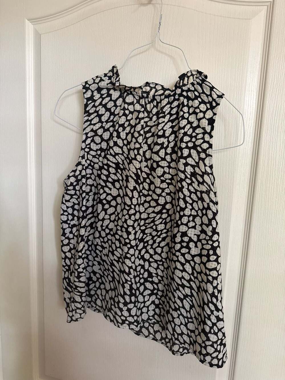 Who What Wear Black & White Abstract Spot Ruffle Neck Sleeveless Blouse Size M